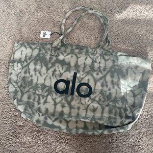 NWT Alo tote bag extra large. Gray and white